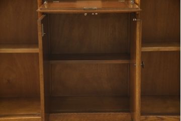 ビューローを綺麗に再生!キズ消し・色ムラを綺麗にするために全体を1トーンほど落ち着いた色味に着色。作業台を支える金具を新しいものに付け替え。