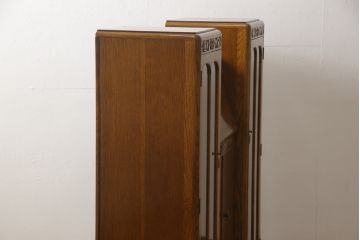 ビューローを綺麗に再生!キズ消し・色ムラを綺麗にするために全体を1トーンほど落ち着いた色味に着色。作業台を支える金具を新しいものに付け替え。