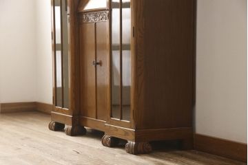 ビューローを綺麗に再生!キズ消し・色ムラを綺麗にするために全体を1トーンほど落ち着いた色味に着色。作業台を支える金具を新しいものに付け替え。