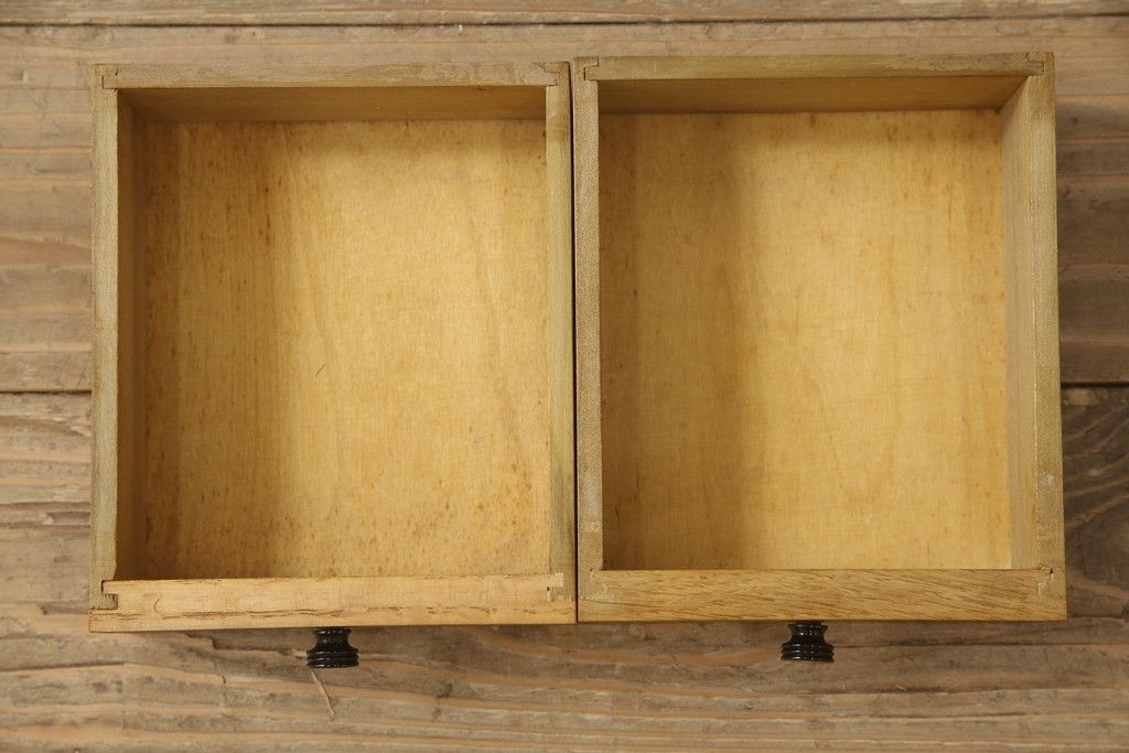 ビューローを綺麗に再生!キズ消し・色ムラを綺麗にするために全体を1トーンほど落ち着いた色味に着色。作業台を支える金具を新しいものに付け替え。