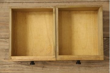 ビューローを綺麗に再生!キズ消し・色ムラを綺麗にするために全体を1トーンほど落ち着いた色味に着色。作業台を支える金具を新しいものに付け替え。