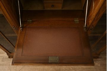 ビューローを綺麗に再生!キズ消し・色ムラを綺麗にするために全体を1トーンほど落ち着いた色味に着色。作業台を支える金具を新しいものに付け替え。