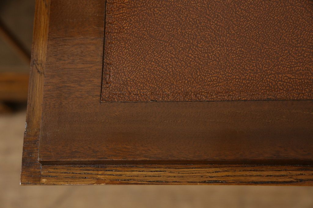 ビューローを綺麗に再生!キズ消し・色ムラを綺麗にするために全体を1トーンほど落ち着いた色味に着色。作業台を支える金具を新しいものに付け替え。