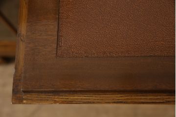 ビューローを綺麗に再生!キズ消し・色ムラを綺麗にするために全体を1トーンほど落ち着いた色味に着色。作業台を支える金具を新しいものに付け替え。