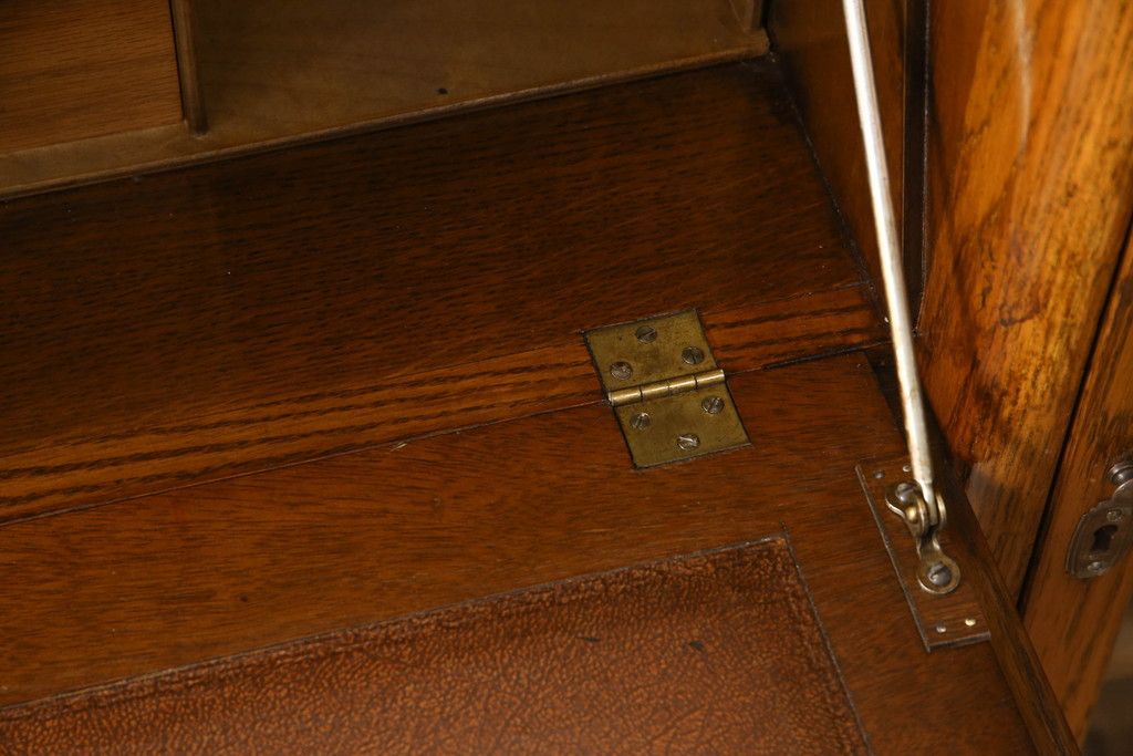 ビューローを綺麗に再生!キズ消し・色ムラを綺麗にするために全体を1トーンほど落ち着いた色味に着色。作業台を支える金具を新しいものに付け替え。