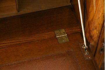 ビューローを綺麗に再生!キズ消し・色ムラを綺麗にするために全体を1トーンほど落ち着いた色味に着色。作業台を支える金具を新しいものに付け替え。