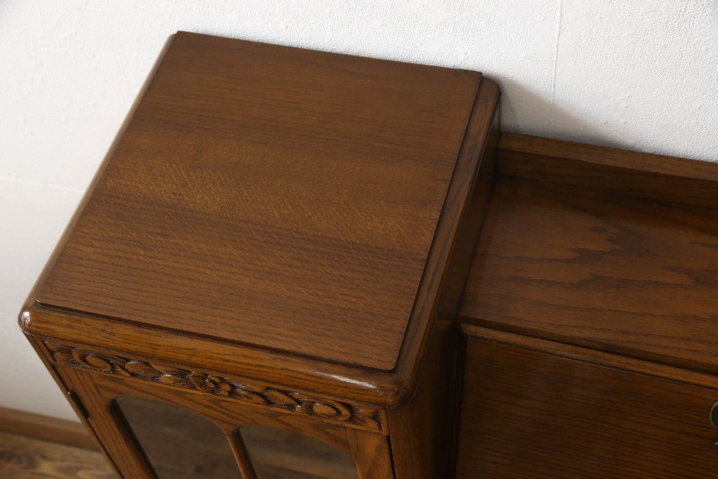 ビューローを綺麗に再生!キズ消し・色ムラを綺麗にするために全体を1トーンほど落ち着いた色味に着色。作業台を支える金具を新しいものに付け替え。