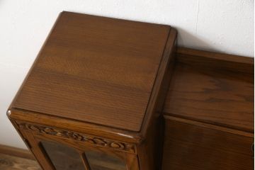 ビューローを綺麗に再生!キズ消し・色ムラを綺麗にするために全体を1トーンほど落ち着いた色味に着色。作業台を支える金具を新しいものに付け替え。