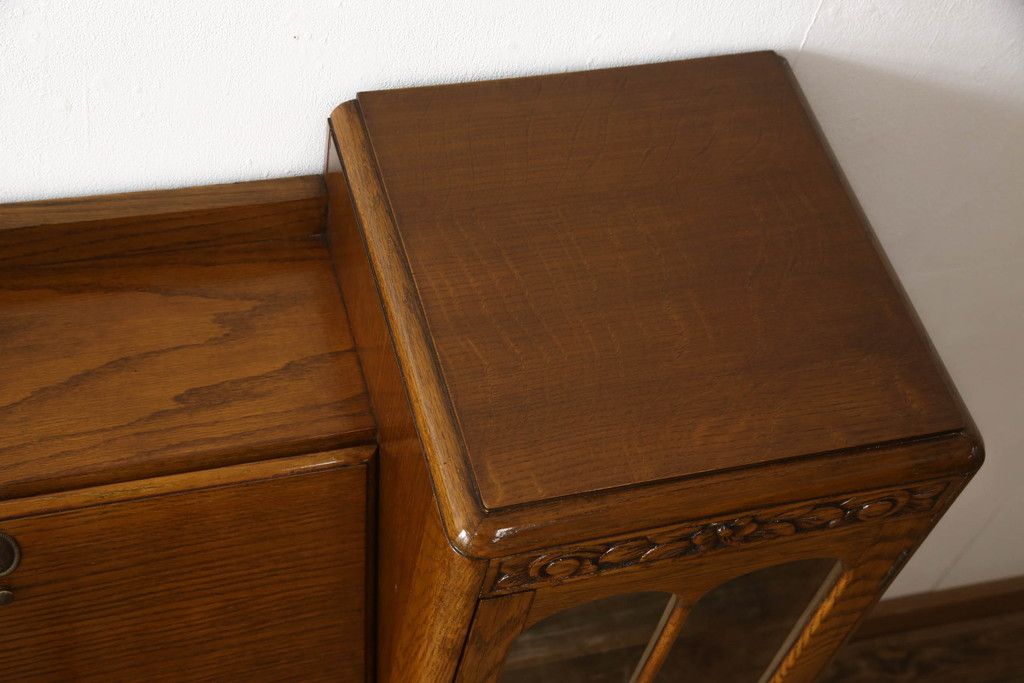 ビューローを綺麗に再生!キズ消し・色ムラを綺麗にするために全体を1トーンほど落ち着いた色味に着色。作業台を支える金具を新しいものに付け替え。