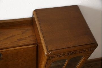 ビューローを綺麗に再生!キズ消し・色ムラを綺麗にするために全体を1トーンほど落ち着いた色味に着色。作業台を支える金具を新しいものに付け替え。