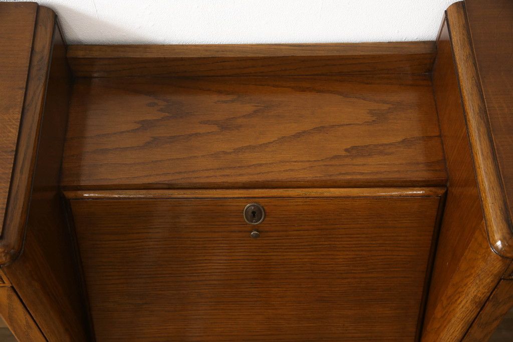 ビューローを綺麗に再生!キズ消し・色ムラを綺麗にするために全体を1トーンほど落ち着いた色味に着色。作業台を支える金具を新しいものに付け替え。