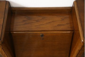 ビューローを綺麗に再生!キズ消し・色ムラを綺麗にするために全体を1トーンほど落ち着いた色味に着色。作業台を支える金具を新しいものに付け替え。