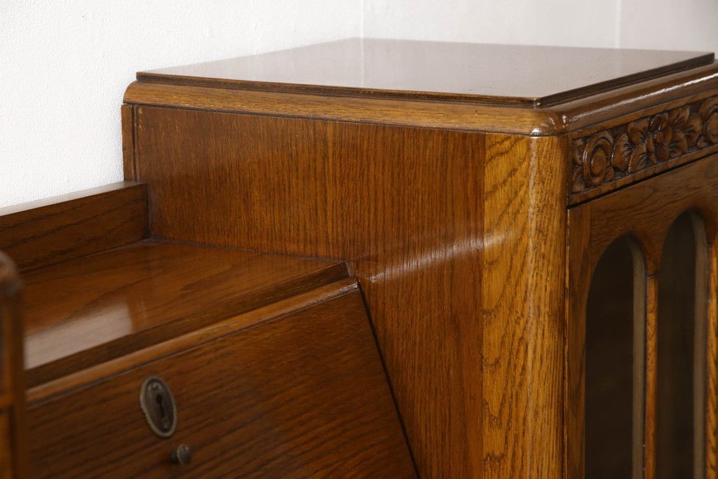 ビューローを綺麗に再生!キズ消し・色ムラを綺麗にするために全体を1トーンほど落ち着いた色味に着色。作業台を支える金具を新しいものに付け替え。