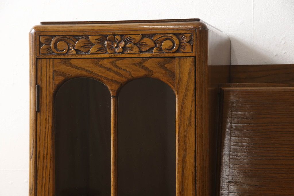 ビューローを綺麗に再生!キズ消し・色ムラを綺麗にするために全体を1トーンほど落ち着いた色味に着色。作業台を支える金具を新しいものに付け替え。