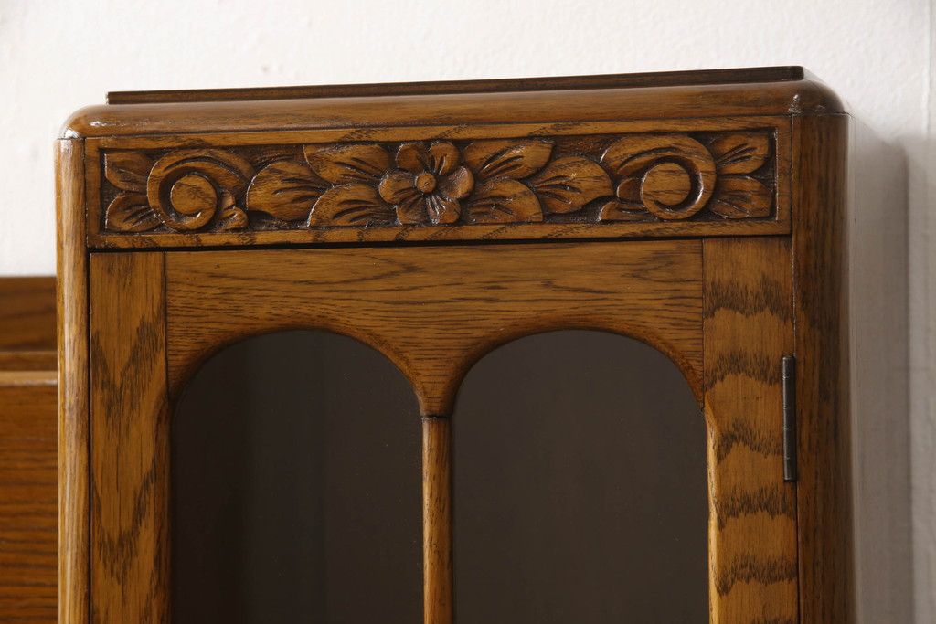 ビューローを綺麗に再生!キズ消し・色ムラを綺麗にするために全体を1トーンほど落ち着いた色味に着色。作業台を支える金具を新しいものに付け替え。