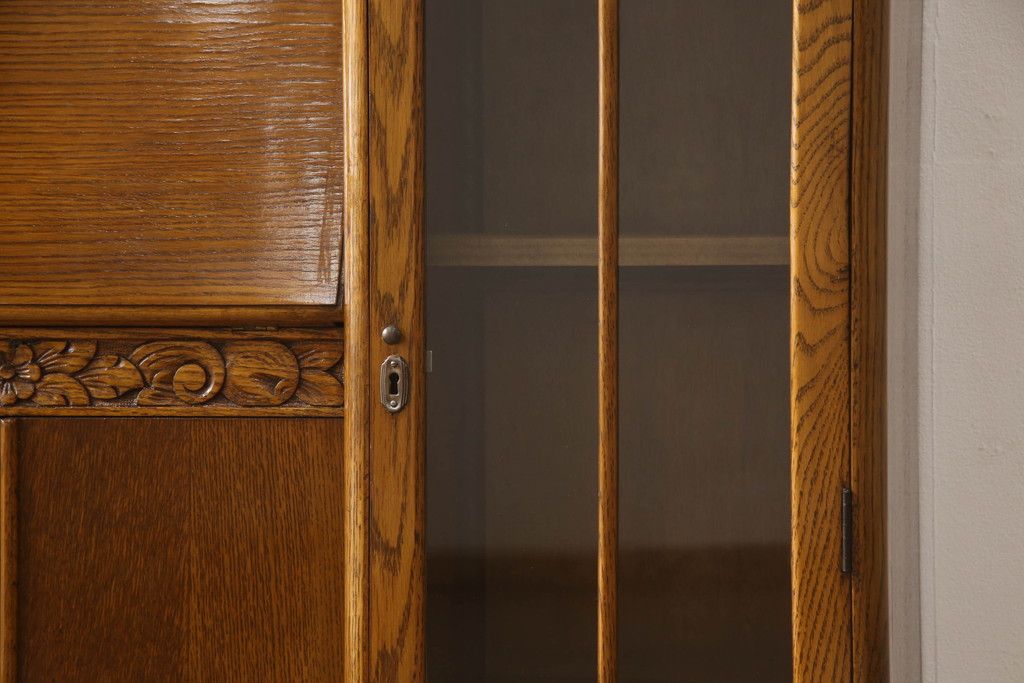 ビューローを綺麗に再生!キズ消し・色ムラを綺麗にするために全体を1トーンほど落ち着いた色味に着色。作業台を支える金具を新しいものに付け替え。