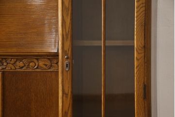 ビューローを綺麗に再生!キズ消し・色ムラを綺麗にするために全体を1トーンほど落ち着いた色味に着色。作業台を支える金具を新しいものに付け替え。