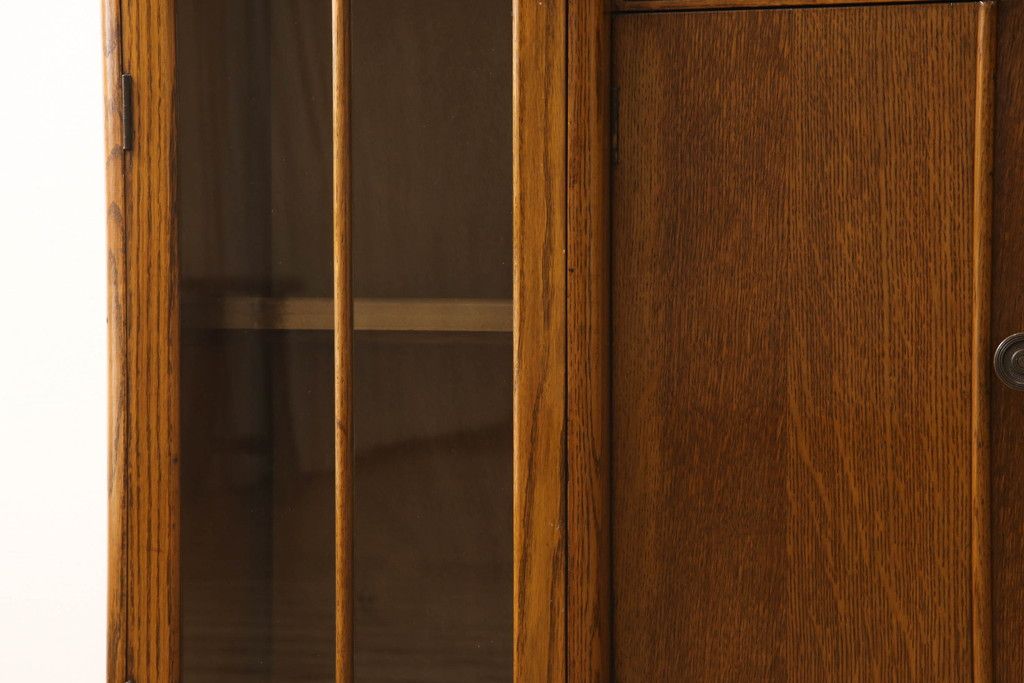 ビューローを綺麗に再生!キズ消し・色ムラを綺麗にするために全体を1トーンほど落ち着いた色味に着色。作業台を支える金具を新しいものに付け替え。