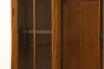 ビューローを綺麗に再生!キズ消し・色ムラを綺麗にするために全体を1トーンほど落ち着いた色味に着色。作業台を支える金具を新しいものに付け替え。