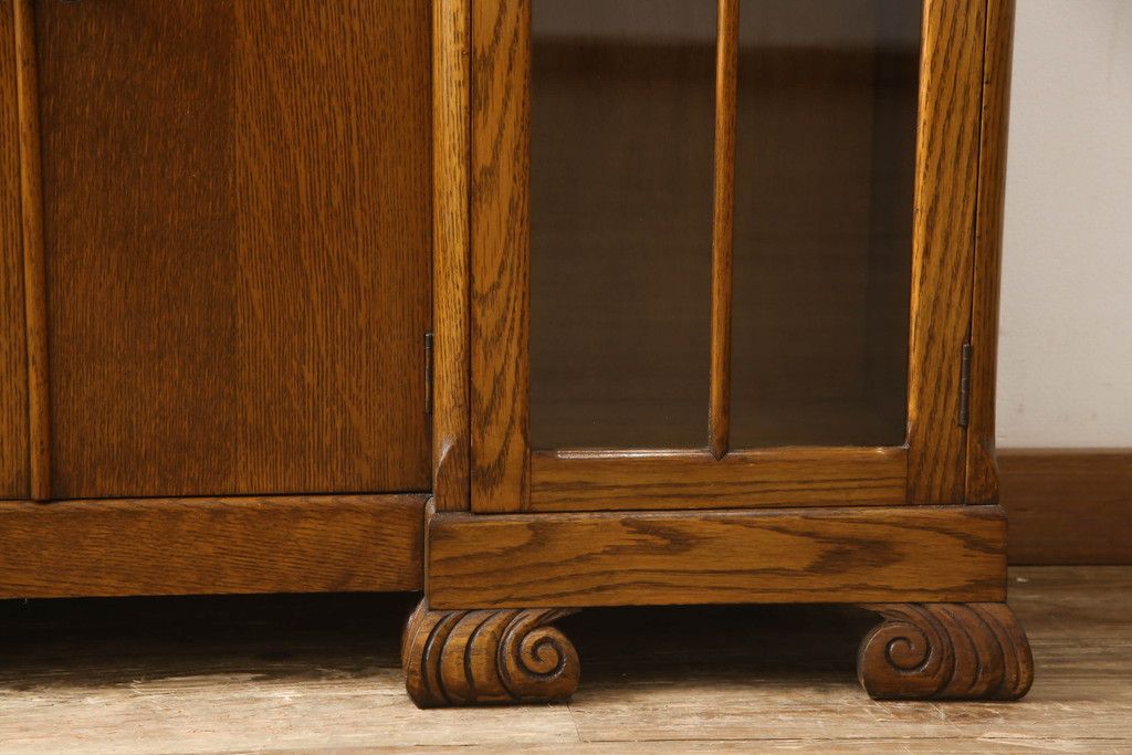 ビューローを綺麗に再生!キズ消し・色ムラを綺麗にするために全体を1トーンほど落ち着いた色味に着色。作業台を支える金具を新しいものに付け替え。