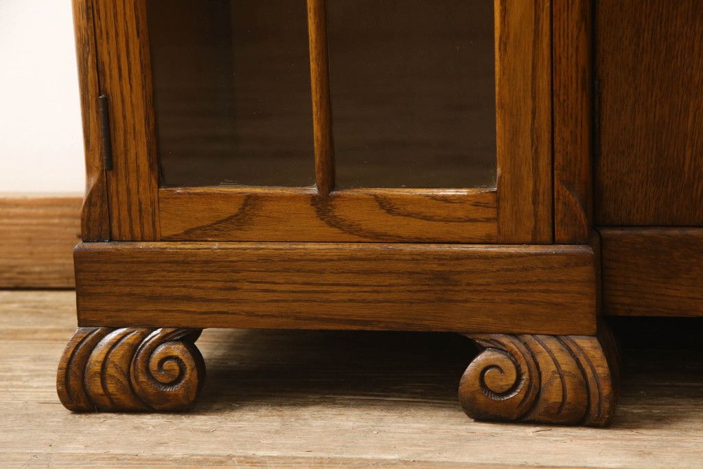 ビューローを綺麗に再生!キズ消し・色ムラを綺麗にするために全体を1トーンほど落ち着いた色味に着色。作業台を支える金具を新しいものに付け替え。