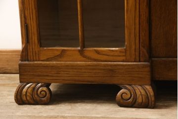 ビューローを綺麗に再生!キズ消し・色ムラを綺麗にするために全体を1トーンほど落ち着いた色味に着色。作業台を支える金具を新しいものに付け替え。