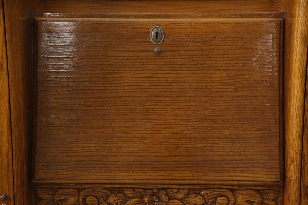 ビューローを綺麗に再生!キズ消し・色ムラを綺麗にするために全体を1トーンほど落ち着いた色味に着色。作業台を支える金具を新しいものに付け替え。