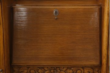 ビューローを綺麗に再生!キズ消し・色ムラを綺麗にするために全体を1トーンほど落ち着いた色味に着色。作業台を支える金具を新しいものに付け替え。