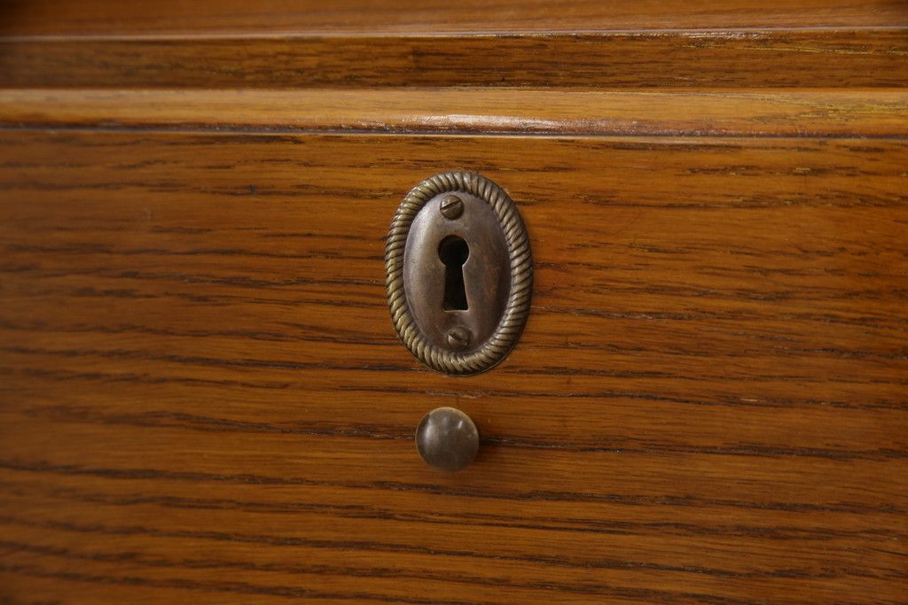 ビューローを綺麗に再生!キズ消し・色ムラを綺麗にするために全体を1トーンほど落ち着いた色味に着色。作業台を支える金具を新しいものに付け替え。