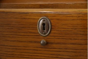 ビューローを綺麗に再生!キズ消し・色ムラを綺麗にするために全体を1トーンほど落ち着いた色味に着色。作業台を支える金具を新しいものに付け替え。