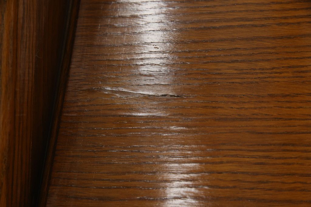 ビューローを綺麗に再生!キズ消し・色ムラを綺麗にするために全体を1トーンほど落ち着いた色味に着色。作業台を支える金具を新しいものに付け替え。