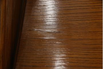 ビューローを綺麗に再生!キズ消し・色ムラを綺麗にするために全体を1トーンほど落ち着いた色味に着色。作業台を支える金具を新しいものに付け替え。