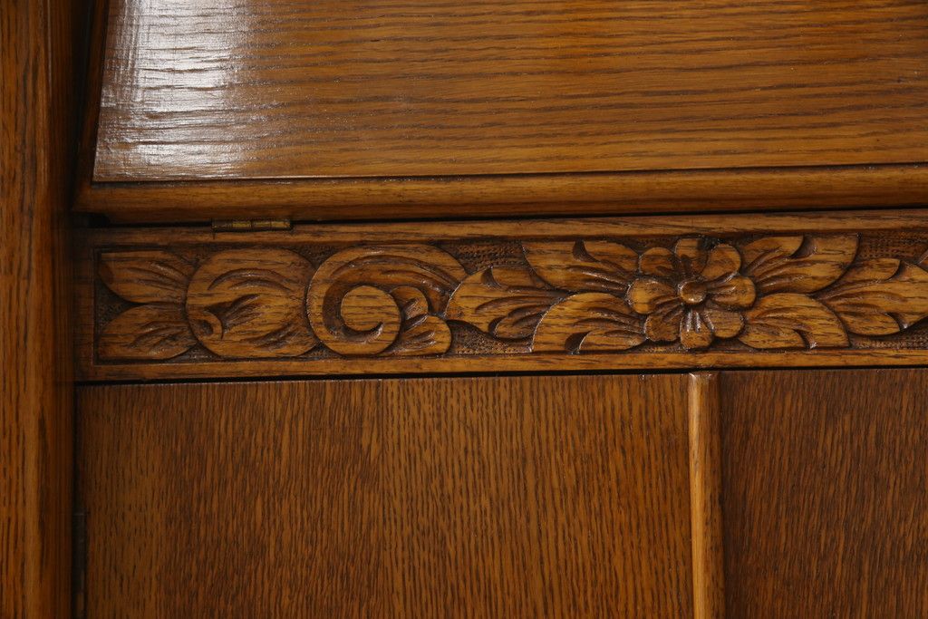 ビューローを綺麗に再生!キズ消し・色ムラを綺麗にするために全体を1トーンほど落ち着いた色味に着色。作業台を支える金具を新しいものに付け替え。