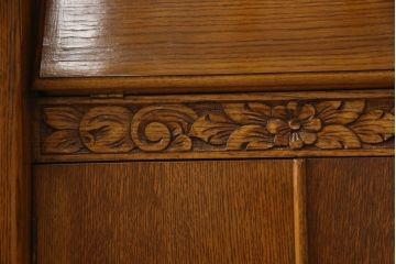 ビューローを綺麗に再生!キズ消し・色ムラを綺麗にするために全体を1トーンほど落ち着いた色味に着色。作業台を支える金具を新しいものに付け替え。