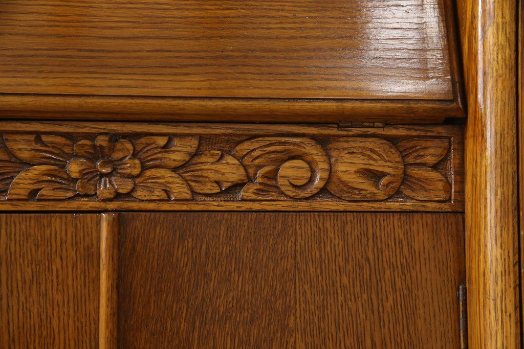 ビューローを綺麗に再生!キズ消し・色ムラを綺麗にするために全体を1トーンほど落ち着いた色味に着色。作業台を支える金具を新しいものに付け替え。