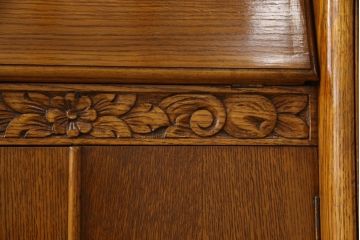 ビューローを綺麗に再生!キズ消し・色ムラを綺麗にするために全体を1トーンほど落ち着いた色味に着色。作業台を支える金具を新しいものに付け替え。