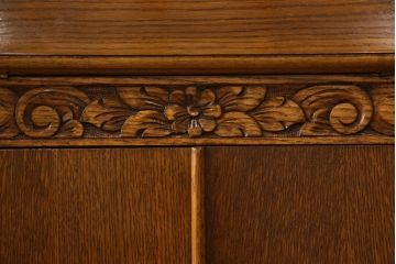 ビューローを綺麗に再生!キズ消し・色ムラを綺麗にするために全体を1トーンほど落ち着いた色味に着色。作業台を支える金具を新しいものに付け替え。