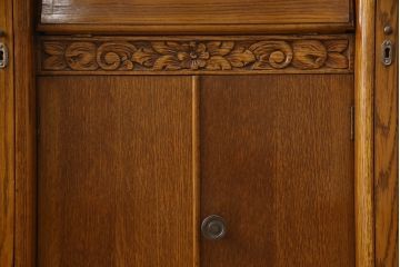 ビューローを綺麗に再生!キズ消し・色ムラを綺麗にするために全体を1トーンほど落ち着いた色味に着色。作業台を支える金具を新しいものに付け替え。