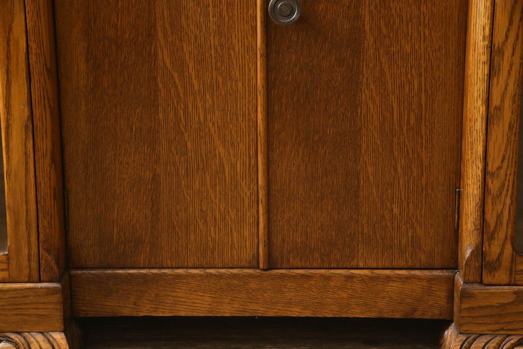 ビューローを綺麗に再生!キズ消し・色ムラを綺麗にするために全体を1トーンほど落ち着いた色味に着色。作業台を支える金具を新しいものに付け替え。