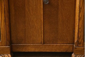 ビューローを綺麗に再生!キズ消し・色ムラを綺麗にするために全体を1トーンほど落ち着いた色味に着色。作業台を支える金具を新しいものに付け替え。