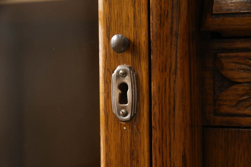 ビューローを綺麗に再生!キズ消し・色ムラを綺麗にするために全体を1トーンほど落ち着いた色味に着色。作業台を支える金具を新しいものに付け替え。