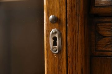 ビューローを綺麗に再生!キズ消し・色ムラを綺麗にするために全体を1トーンほど落ち着いた色味に着色。作業台を支える金具を新しいものに付け替え。