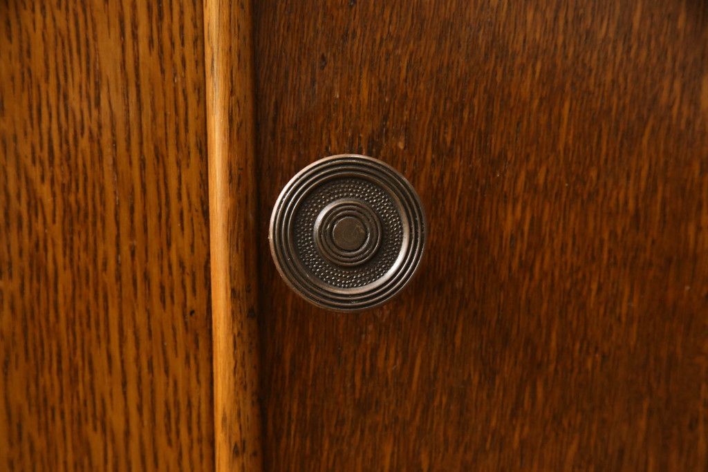 ビューローを綺麗に再生!キズ消し・色ムラを綺麗にするために全体を1トーンほど落ち着いた色味に着色。作業台を支える金具を新しいものに付け替え。