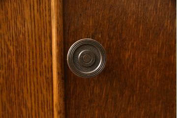 ビューローを綺麗に再生!キズ消し・色ムラを綺麗にするために全体を1トーンほど落ち着いた色味に着色。作業台を支える金具を新しいものに付け替え。