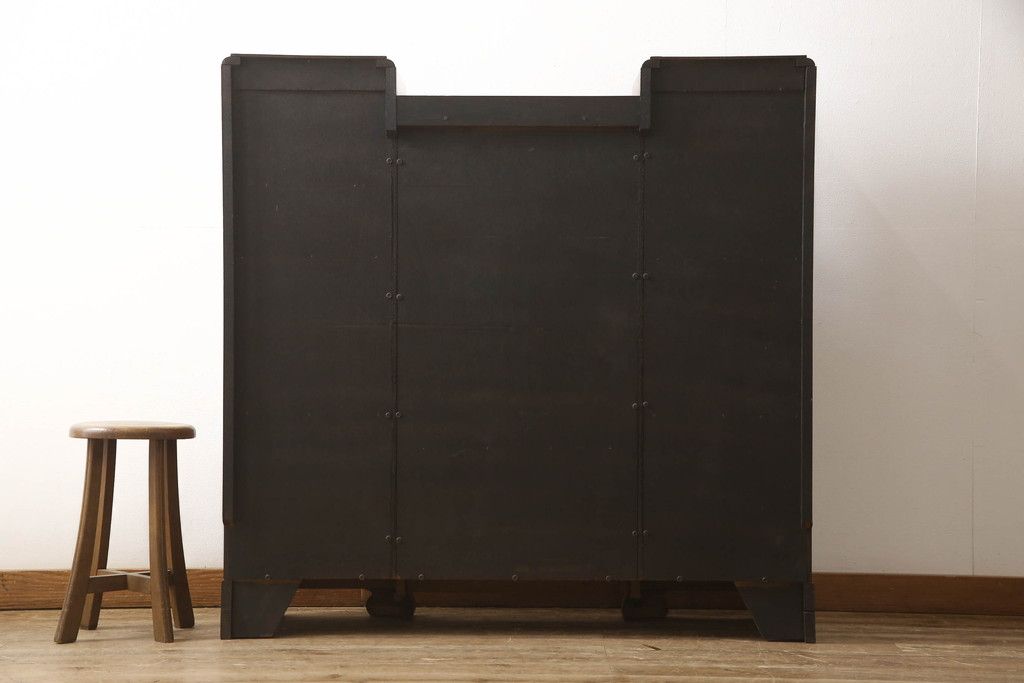 ビューローを綺麗に再生!キズ消し・色ムラを綺麗にするために全体を1トーンほど落ち着いた色味に着色。作業台を支える金具を新しいものに付け替え。