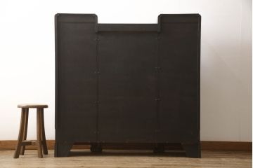 ビューローを綺麗に再生!キズ消し・色ムラを綺麗にするために全体を1トーンほど落ち着いた色味に着色。作業台を支える金具を新しいものに付け替え。