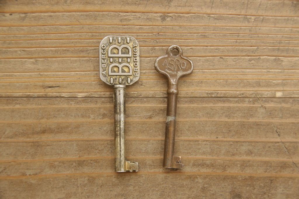 ビューローを綺麗に再生!キズ消し・色ムラを綺麗にするために全体を1トーンほど落ち着いた色味に着色。作業台を支える金具を新しいものに付け替え。