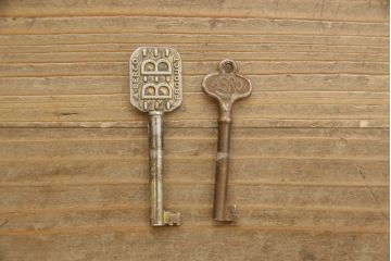 ビューローを綺麗に再生!キズ消し・色ムラを綺麗にするために全体を1トーンほど落ち着いた色味に着色。作業台を支える金具を新しいものに付け替え。