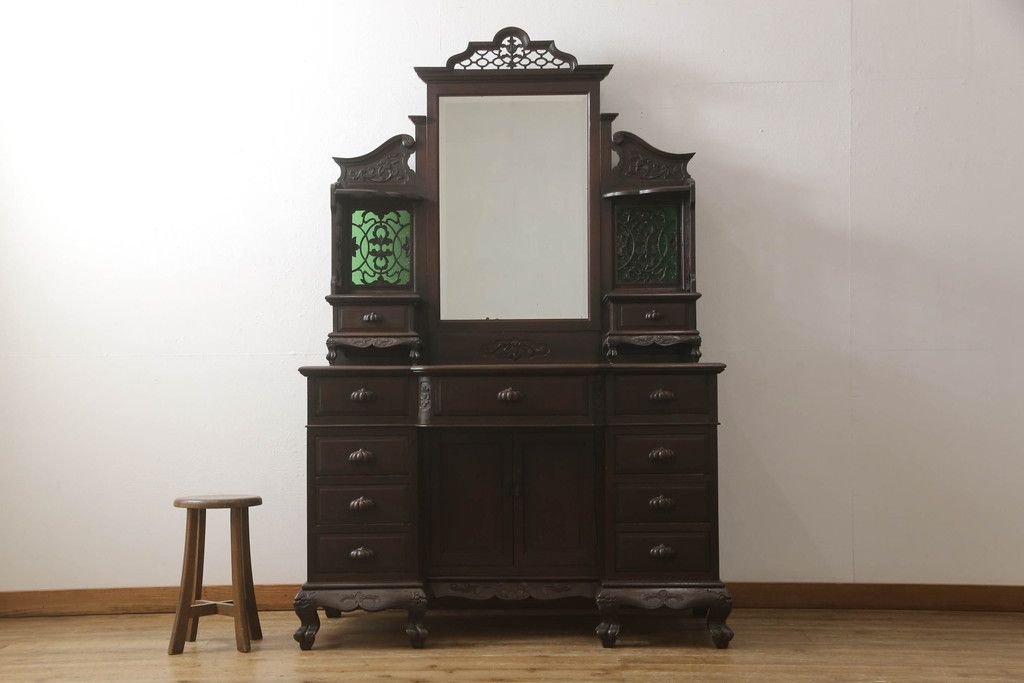 ドレッサーを綺麗に再生!高品質リペアを施し、割れや装飾の修復。天板の色褪せ部分は剥離し、現状の色味合わせた仕上げ。