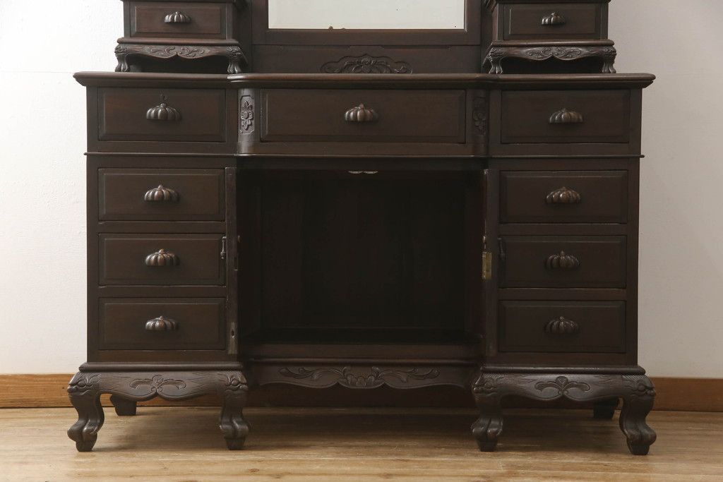 ドレッサーを綺麗に再生!高品質リペアを施し、割れや装飾の修復。天板の色褪せ部分は剥離し、現状の色味合わせた仕上げ。